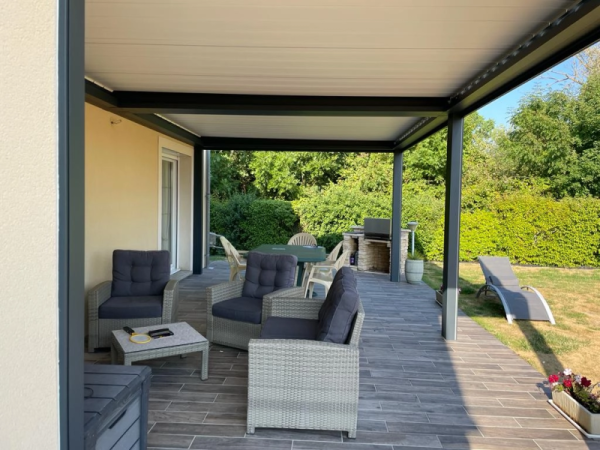 Installation d’une pergola à lames orientables par l’agence de Fleury sur Orne - Caen - Calvados