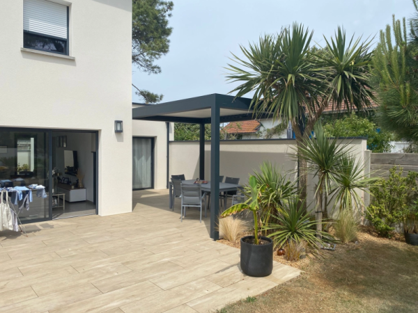 Installation d'une pergola B200 et store B50 près de Lessay