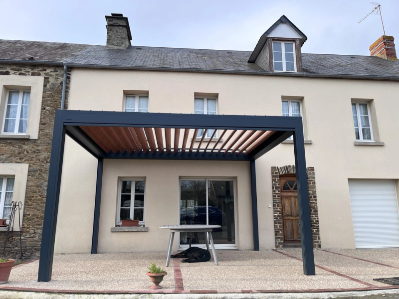 Installation d’une pergola bioclimatique Brustor dans la Manche