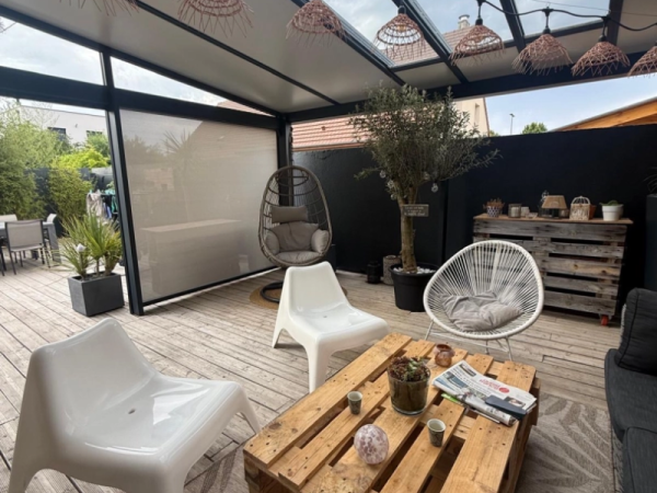 Installation d'une pergola Soko à toiture fixe avec stores à Ifs