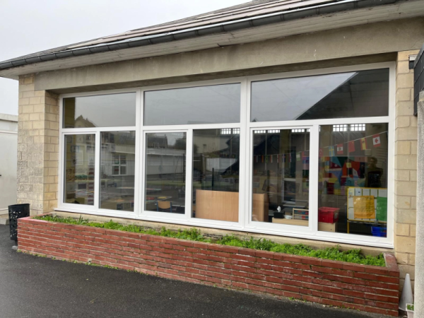 Installation de fenêtres en PVC dans une école près de Caen.