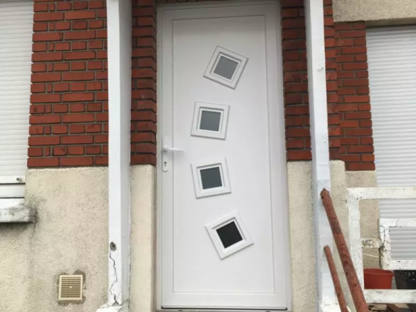 Porte d'entrée en PVC blanc contemporaine au Havre - Caen - Calvados