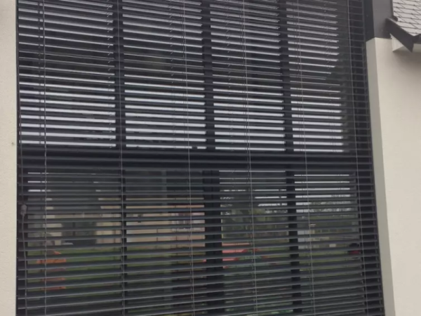 Pose d'un brise soleil orientable dans le Calvados
