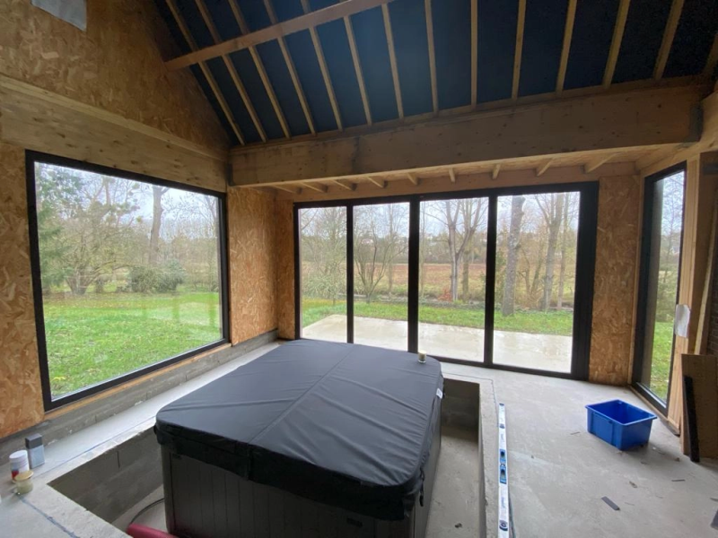 Pose d’une baie pliante avec châssis fixe Sunflex par notre agence Logikinov de Honfleur