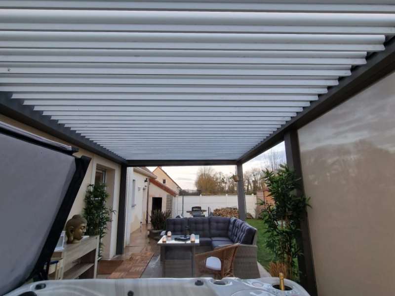 Pose d’une pergola B200 by Brustor par l’agence de Fleury sur Orne - Caen - Calvados