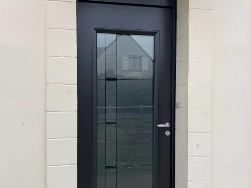 Pose d'une porte d'entrée acier couleur noire à Pont l'Evêque