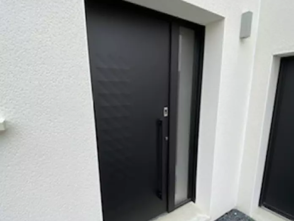 Pose d'une porte d'entrée en aluminium avec empreinte digitale à Caen