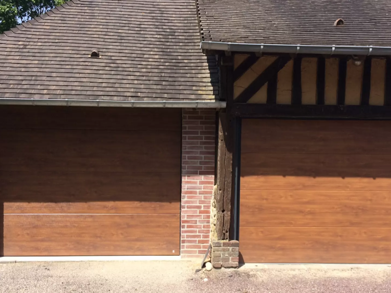Pose d'une porte de garage ton bois à Lisieux