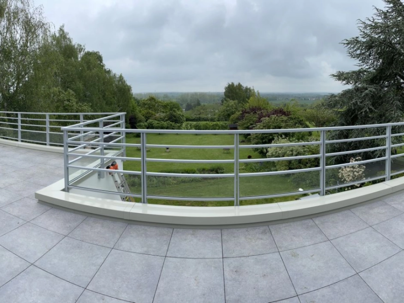 Pose de garde corps et jalousies sur un toit terrasse près de Caen