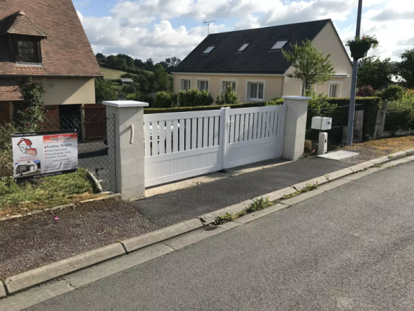 Rénovation d'un portail en PVC Blanc semi ajouré à Cabourg